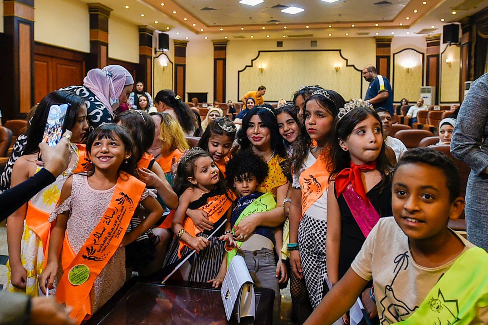  الفنانة اللبنانية الجميلة “مروى ” توجة الشكر لاطفال مسابقة ملكة الموضة للاطفال ” لادائهم الراقى