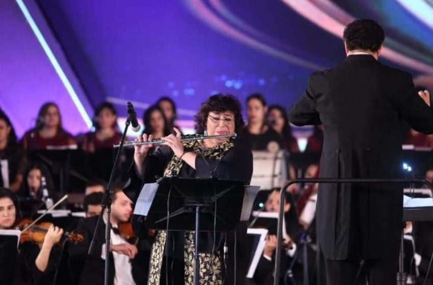  “الوزيرة العازفة ”  تبهر الحضور بالعزف على الة الفلوت فى مهرجان الموسيقى العربية