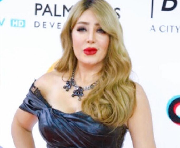  إيمان أبو طالب بفستان أسود مكشوف الكتفين تخطف الأنظار بختام القاهرة السينمائي