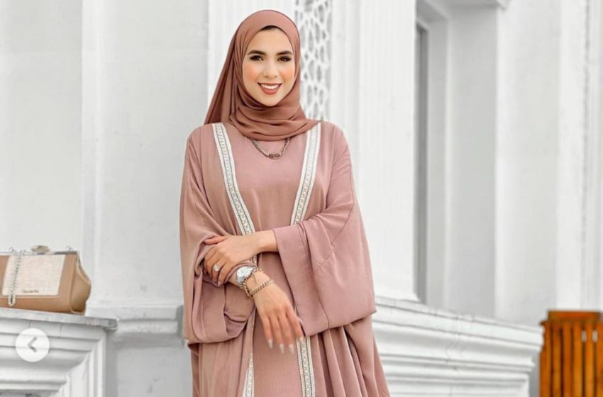  الفاشون بلوجر”أمل عبدالحميد” تكشف ألوان موضة عبايات ربيع 2022
