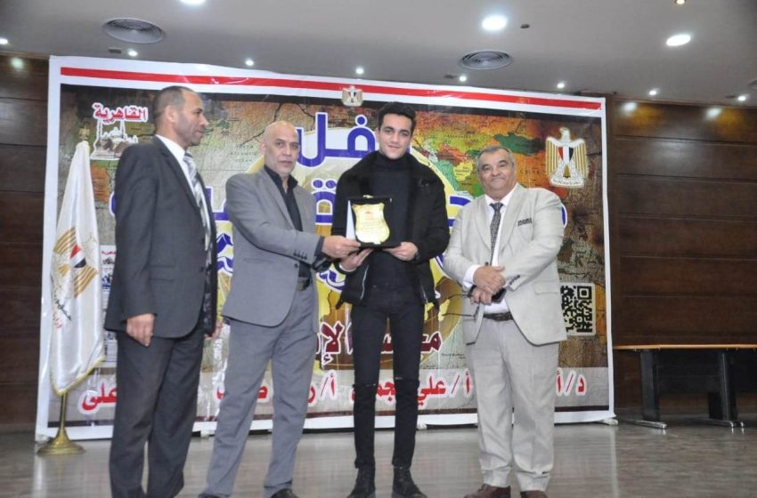  جريدة القاهرية تكرم المخرج الشاب انور احمد انور مخرج مهرجان ملكات الاطفال العرب