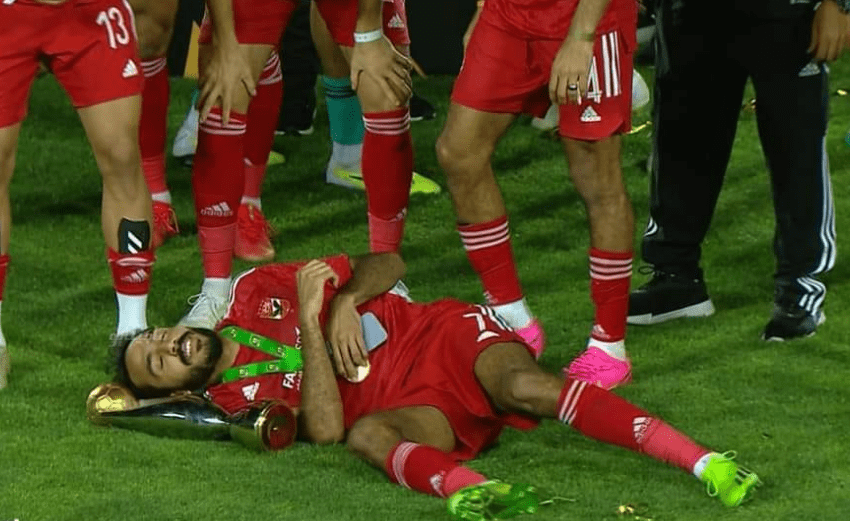  افضل لقطة بالمباراة معبرة عن فرحة الاهلى ” كهربا ينام على ارض ملعب الوداد محتضنا كاس البطولة “