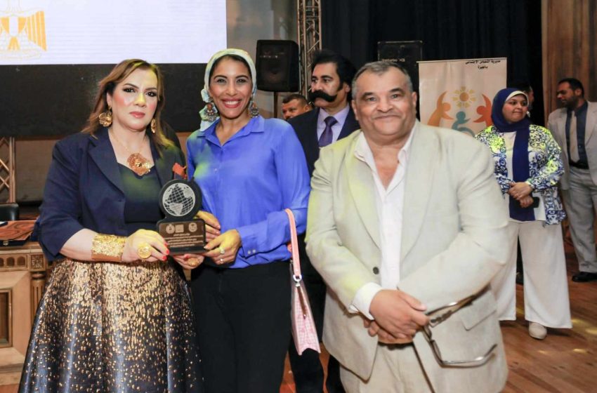  تكريم ” رانيا العوضي  ” امين صندوق جمعية نور الأمل من ” مؤتمر سفراء العالم”  