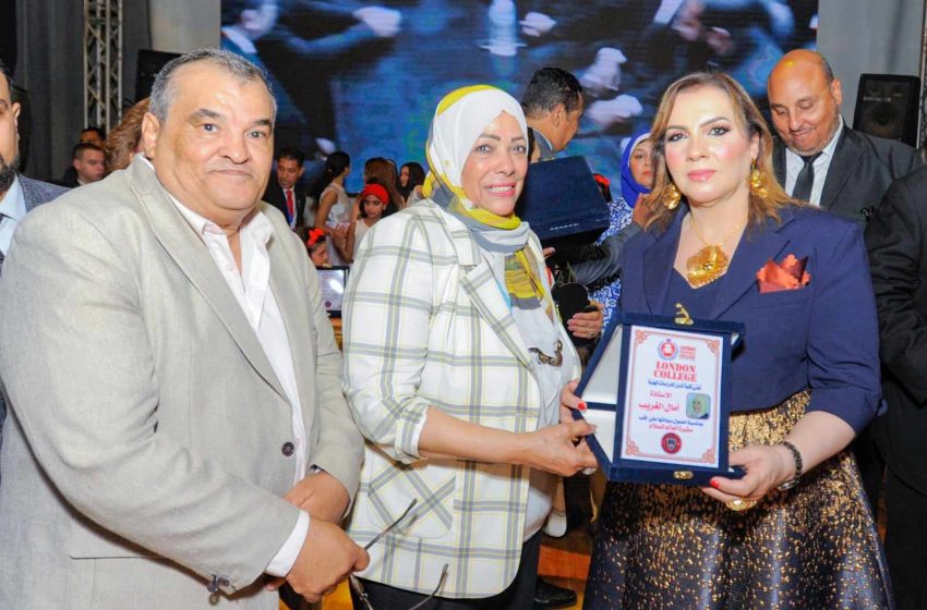  ” مؤتمر سفراء العالم “يكرم السياسية” أمال غريب ” رئيس جمعية نور الأمل لجهودها فى تنمية المجتمع