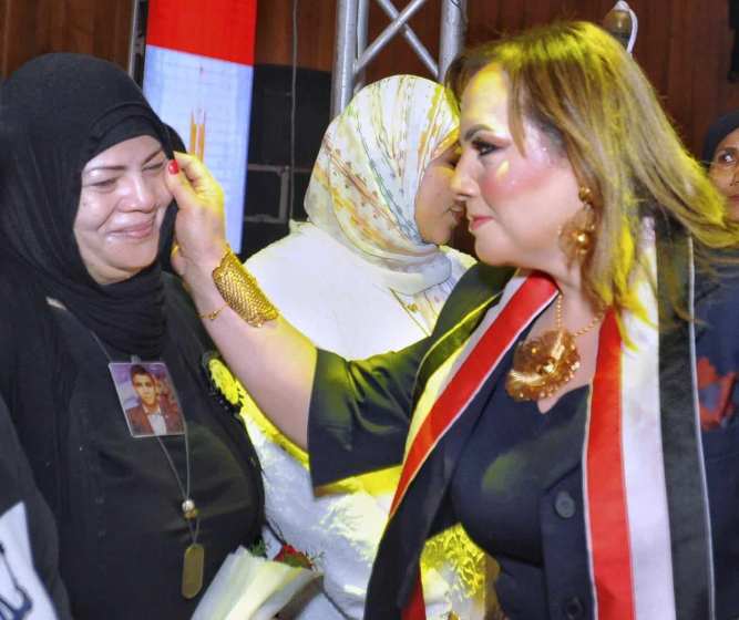  الإنسانية ليس لها وطن أو عنوان :    سيدة الإعمال الأردنية الدكتورة رانيا ياسر تمسح دموع أم شهيد وتحتضنها