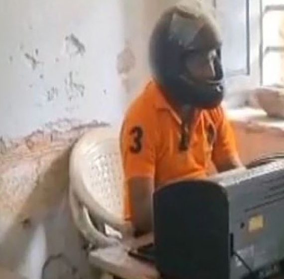  هنود يرتدون الخوذ على مكاتبهم أثناء العمل «اعرف السبب»
