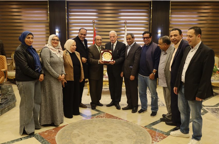  وفد من الصحفيين والإعلاميين يهنئ اللواء ” خالد فوده ” محافظ جنوب سيناء لحصوله على الدكتوراه