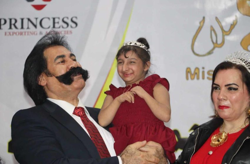  ” ريتاج ” التى كرمها الرئيس السيسى .. طلبت التصوير مع د احمد  ود رانيا .. فاحتضنوها ورفعوها وسط الاطفال