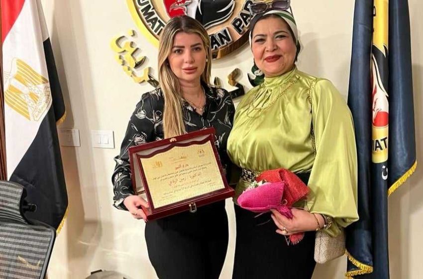  مديرة مهرجان السلام والإنسانية للأطفال العرب  ” د نيفين العوضى ” تكرم الدكتورة “ناريمان الرفاعى” لدورها المتميز فى تنمية قدرات إبطال التحدي