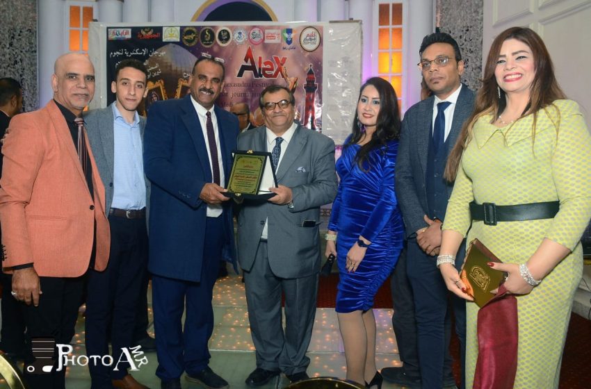  الكاتب الصحفى على الجمال مدير تحرير الاهرام يكرم الصحفى الكبير اشرف الجبالى لدعمه للأطفال “النورمال والدوام” بمهرجان السلام والإنسانية