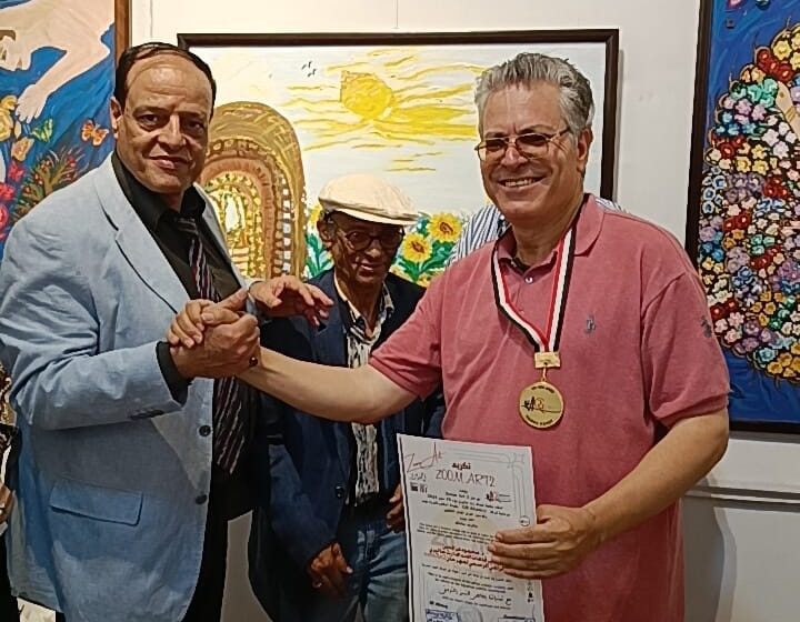  بالصور..  تكريم الدكتور “محمود عبد الكريم” مدير تحرير الاهرام المسائى .. بمعرض Zoom Art 2 للفنون بقاعة أصداف  