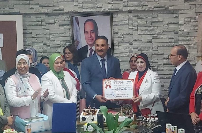  ” اشرف سلومة ” وكيل التعليم .. يكرم  “وفاء عبد الحميد ”   فى “يوم الوفاء ” بتعليم الجيزة