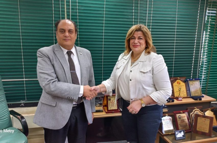  ” شيرين محسن ” رئيس نادى ليونز تكرم الدكتور” سامح رياض “رئيس الإدارة المركزية لجهاز شئون البيئة بالإسكندرية