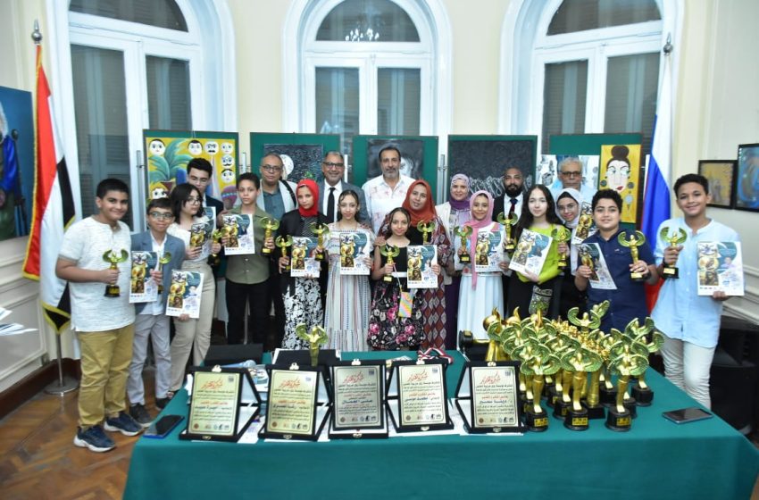  تكريم طلاب مدرسة جيل المستقبل في معرض بدايات