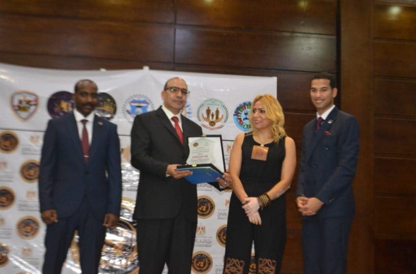  تكريم “هند النقاز” مدير مكتب السفير الليبي وعضو هيئة حقوق الإنسان فى مهرجان السلام والإنسانية