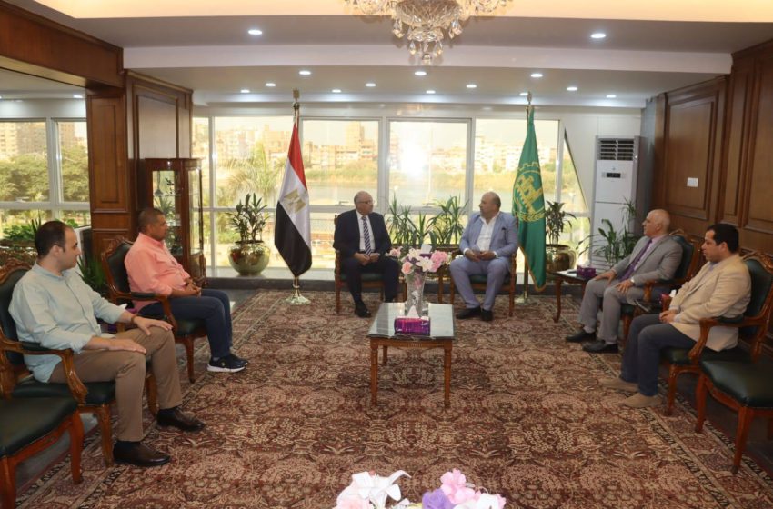  محافظ القليوبية يستعين بالدكتور إبراهيم كامل خبير التجميل والحروق للاطمئنان على المصاب  الذى انقذ قريتة ببنها من الحريق