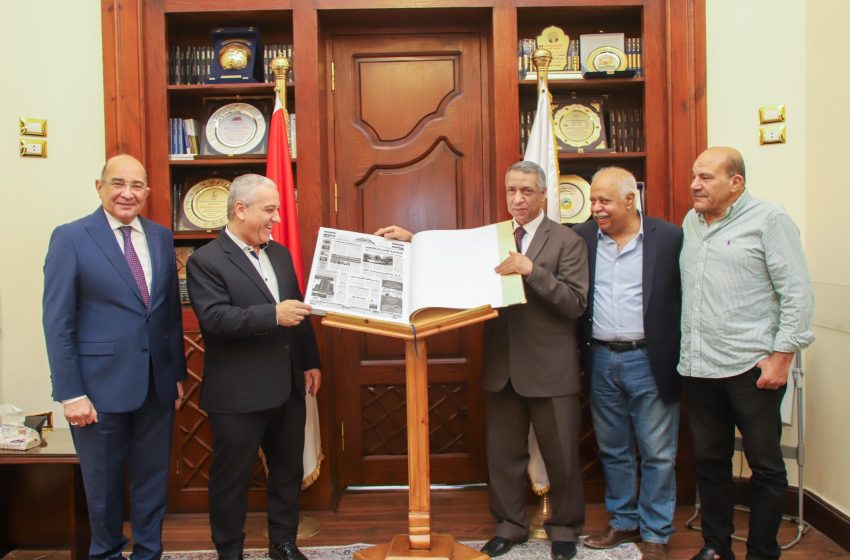  الشوربجي يشيد بقدرات وابداعات مركزالميكروفيلم بالاهرام خلال تسلمه المجلد الوثائقي لنشأة وتاريخ الهيئة